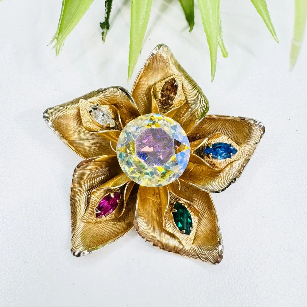 Vintage 60s Warner AB Crystal Rhinestone Textured Flower Gold Tone Brooch Retro